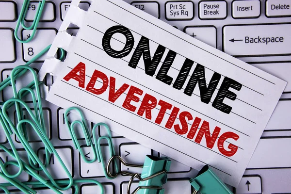 Megjegyzés: bemutatás a Online Advertising írás. Bemutató honlap kampányok üzleti fotó hirdetések elektronikus marketing Seo elérése könny Jegyzettömb papírra írt elhelyezett billentyűzet klipek és a csapokat papír. — Stock Fotó