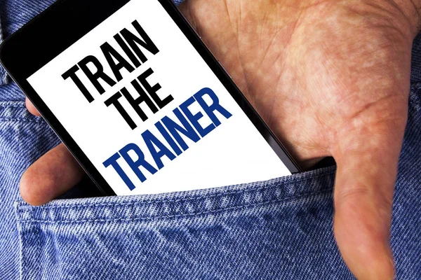 Írásbeli Megjegyzés mutatja Train The Trainer. Üzleti fénykép bemutató tanulási technikát diák tanároknak írt betöltő férfi farmer háttér képernyő mozgatható telefon. — Stock Fotó