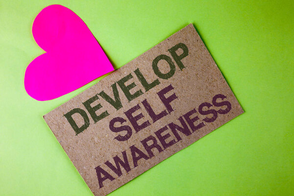 Концептуальное рукописное письмо, показывающее развитие самосознания. Текст деловой фотографии улучшает информацию об окружающих событиях, написанную на Картонной части на обычном фоне
