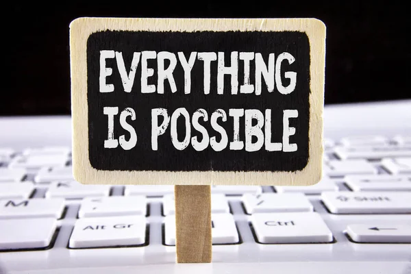 Textschreiben ist alles möglich. Business-Konzept für alles, was Sie denken oder träumen kann wahr optimistisch werden geschrieben auf hölzerne Pinnwand auf dem Laptop platziert. — Stockfoto