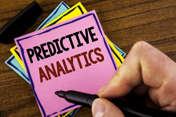 Word のテキスト予測分析の書き込み。木製の背景のピンクの付箋紙持株マーカーに人間によって書かれてパフォーマンス統計分析を予測する方法のビジネス コンセプト — ストック写真