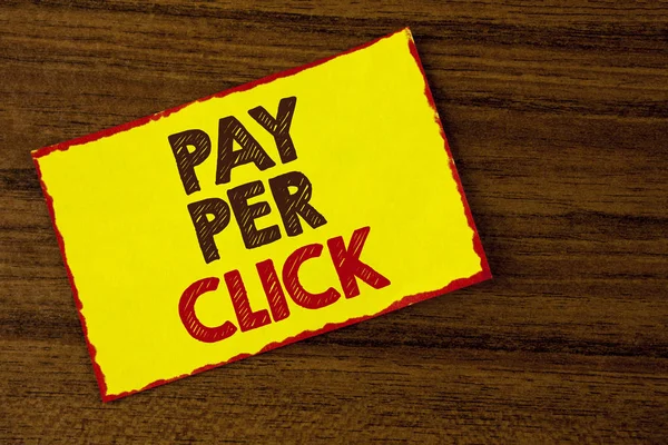 Rukopis textu, psaní, Pay Per Click. Pojetí znamená získat peníze od návštěvníků reklamy reklama Seo Marketing napsané na žluté lepkavé dopisní papír na dřevěné pozadí. — Stock fotografie