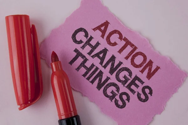 Texto de escritura a mano Acción Cambia las cosas. Concepto que significa hacer algo es como la cadena Mejorar Refleja escrito en Tear Pink Papel de nota pegajosa en el fondo llano Marcador junto a él . — Foto de Stock