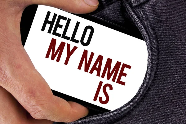 Texto de caligrafia Hello My Name Is. Conceito que significa conhecer alguém nova Introdução Entrevista Apresentação escrita em tela móvel segurando na mão em fundo Jeans . — Fotografia de Stock