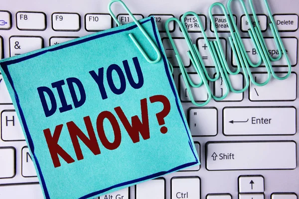 Texto de escritura de palabras Did You Know Question. Concepto de negocio para preguntar sobre hechos de información Concurso de Trivia escrito en Sticky Note Paper colocado en White Keyboard Paper Pins junto a él . — Foto de Stock