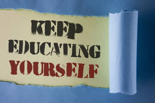 Schreibnotiz, die zeigt, dass Sie selbst für Bildung sorgen. Business-Foto präsentiert nie aufhören zu lernen, besser zu sein fördern unter Tränenfaltpapier auf schlichtem weißem Hintergrund geschrieben. — Stockfoto