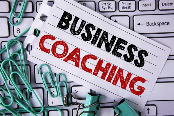 Escrevendo nota mostrando Business Coaching. Business photo showcasing consulting expert your field Melhoria da experiência escrita em papel Tear Notepad colocado em clipes de teclado e pinos de papel . — Fotografia de Stock