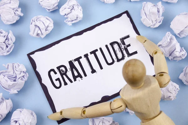 Написання тексту вдячність. Концепція означає Якість бути вдячним Дякую Дякую Визнання написане на липкому папері в паперових кульках на звичайному фоні Дерев'яна іграшка — стокове фото