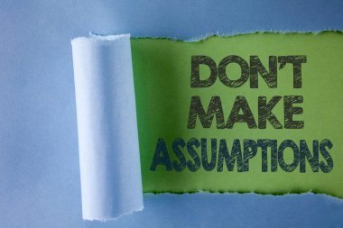 Kavramsal el varsayımlar yapmak gösterilen yazma. İş fotoğraf metin ipucu alternatif gerçekler düz yeşil arka plan üzerinde gözyaşı katlanan kağıt altında yazılı olmadan olaylar geleceği tahmin.