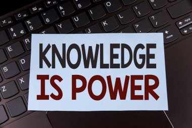 Bilgi güç gösterilen metin işareti. Kavramsal fotoğraf öğrenme-ecek vermek sen diğerleri yapışkan not kağıdına yazılı avantaj yer üstünde Laptop.