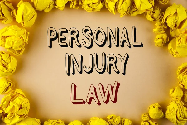 Κείμενο πινακίδα που δείχνει την προσωπική βλάβη του νόμου. Εννοιολογική φωτογραφία εγγυώνται τα δικαιώματά σου σε περίπτωση κινδύνους ή κινδύνους γραμμένο σε απλό φόντο μέσα σε κίτρινο χαρτί μπάλες. — Φωτογραφία Αρχείου
