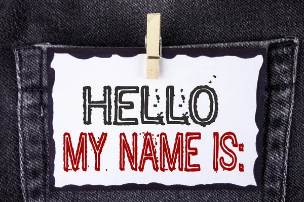 Texto de escritura de palabras Hello My Name Is. Concepto de negocio para conocer a alguien nueva Introducción Entrevista Presentación escrita en White Sticky Note Paper colgando con Clip en el fondo de Jeans . — Foto de Stock