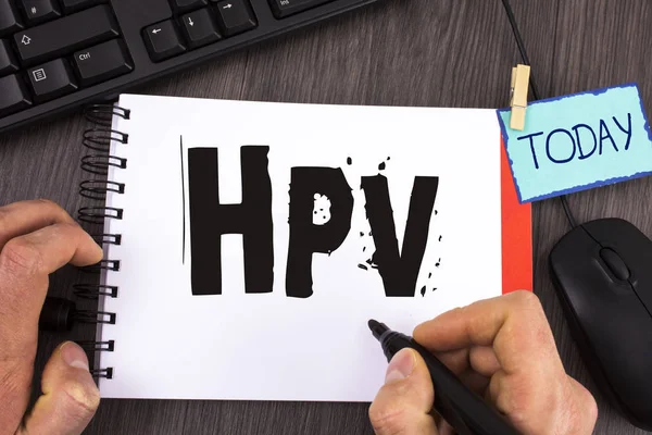 Manuscrito texto Hpv. Conceito significado Infecção pelo Papilomavírus Humano Doença Sexualmente Transmissível Doença escrita por Homem no Bloco de Notas em fundo de madeira Marcador Hoje Teclado do mouse ao lado dele . — Fotografia de Stock