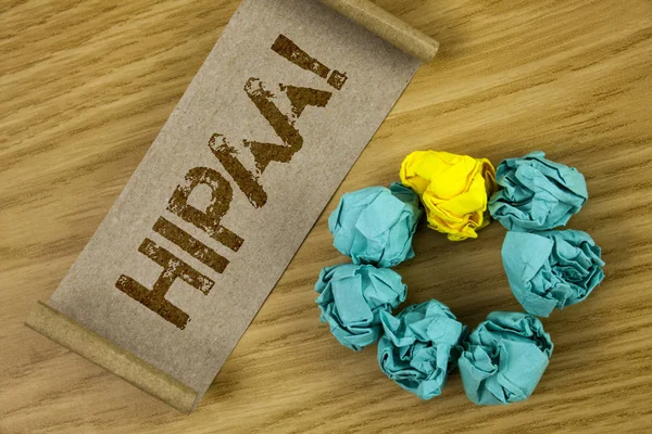 Escritura manual conceptual que muestra Hipaa Motivational Call. Foto comercial que muestra la Ley de Portabilidad y Responsabilidad del Seguro de Salud escrita en papel de cartón Fondo de madera Pelota de papel — Foto de Stock