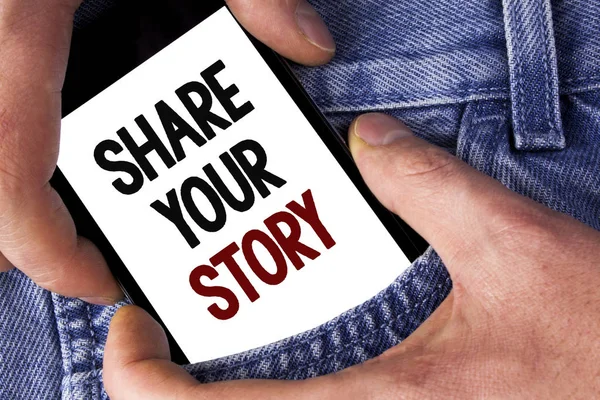 Szöveg írása Share Your Story szó. Üzleti koncepció Tell személyes tapasztalatok beszélni magát mesemondó írott-ra mozgatható telefon tartó férfi farmer háttér. — Stock Fotó