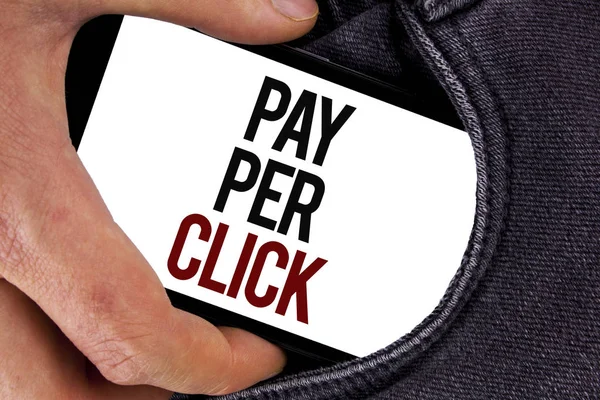 Handgeschreven tekst Pay Per Click. Begrip betekenis krijgen geld van bezoekers advertenties reclame Seo Marketing geschreven op mobiele scherm bedrijf in de Hand op Jeans achtergrond. — Stockfoto