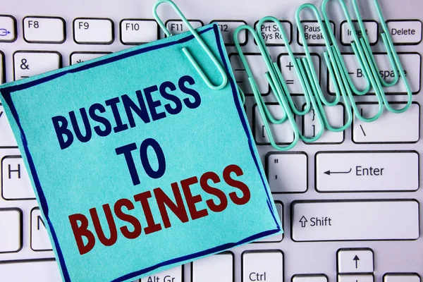 Письменный текст Business To Business. Бизнес-концепция для Working ground Бизнесмен занят тяжелой работой перестаньте играть написанную на бумаге Sticky Note, размещенной на белых клавиатурных книжках рядом с ней . — стоковое фото