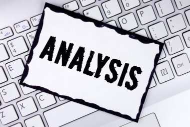 Kavramsal el analiz gösterilen yazma. Beyaz yapışkan not kağıdına yazılmış yeni Web sitesi büyüme gelişimi için stratejik analitik planları vitrine iş Fotoğraf Laptop yerleştirilir.