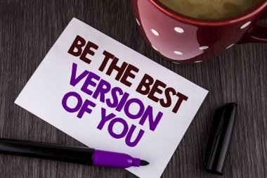 Word metin yazma en iyi sürümü olacak. İş kavramı olmak ilham almak kendini iyi ve ahşap arka plan Kupası Marker beyaz yapışkan not kağıdına yazılmış motive için