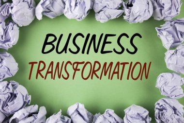 İş dönüşüm yazma el yazısı metin. İletim düz konservesi arka plan beyaz kağıt topları içinde yazılı yükseltme şirketin içinde değişiklik yapmadan anlam kavramı.