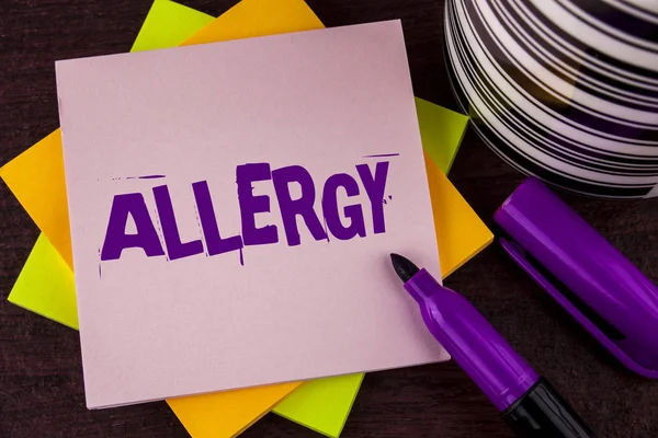 Text tecken visar allergi. Konceptuella foto skador i immunitet på grund av överkänslighet får det diagnised skrivet på fästis papper på trä bakgrund markör och kopp bredvid. — Stockfoto