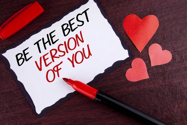 Концептуальный почерк, показывающий Be The Best Version Of You. Вдохновляйтесь, чтобы стать лучше и мотивированным, написанный на липкой бумаге для заметок на деревянном фоне Маркер и Сердца — стоковое фото