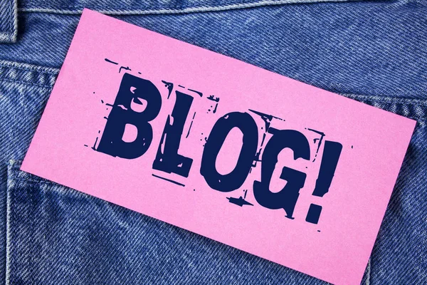 Texto de caligrafia Blog Motivational Call. Conceito significado Preperation of Attractive content for blogging websites written on Sticky Note Paper on the Jeans background . — Fotografia de Stock