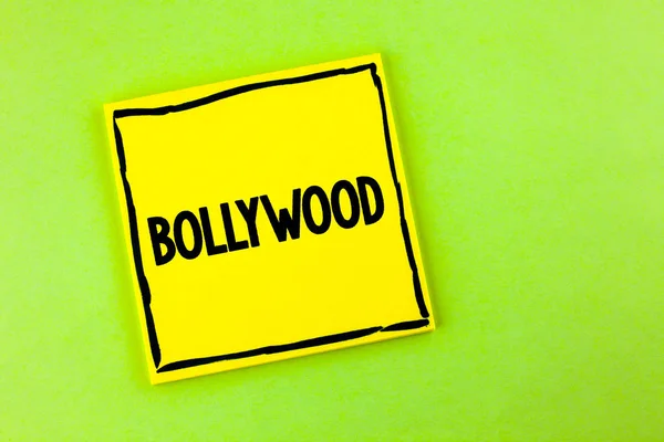 Teks tulisan tangan Bollywood. Konsep yang berarti sinema India Sumber hiburan yang ditulis di Yellow Sticky Note Kertas di latar belakang polos . — Stok Foto