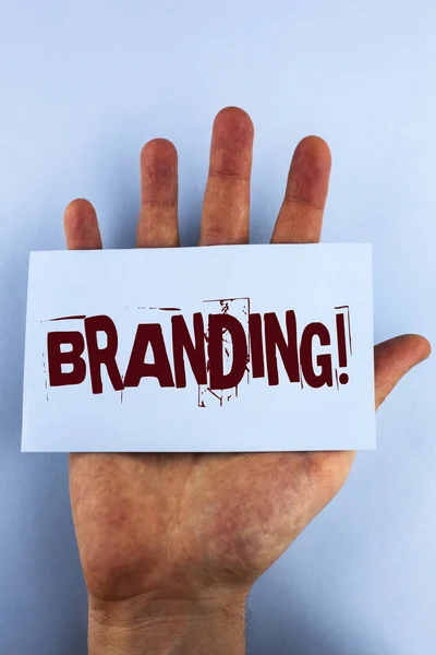 Texte d'écriture Word Branding Motivational Call. Concept d'entreprise pour la création d'une identité unique pour les nouvelles agences de démarrage écrit sur Sticky Note Papier placé sur le fond clair . — Photo