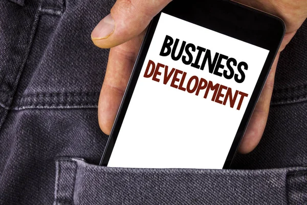 Conceptuele hand schrijven weergegeven: Business Development. Zakelijke foto tekst ontwikkelen en implementeren organisatie groeimogelijkheden geschreven op mobiele telefoon bedrijf door man op de achtergrond van de Jeans. — Stockfoto