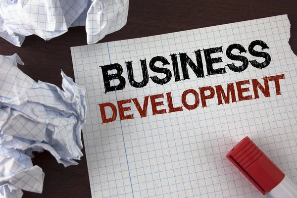 Развитие бизнеса. Бизнес-концепция развития и реализации возможностей организации роста, написанная на Tear Notebook Paper на деревянном фоне Маркер и смятая бумага — стоковое фото