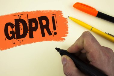 Gdpr motivasyonel ara gösterilen not yazma. Genel veri koruma Yönetmeliği bilgi güvenliği boyalı arka plan kalemlerinde yanında bulunan işaret tutan adam tarafından yazılmış vitrine iş fotoğraf.