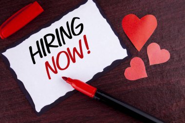 Kavramsal el işe şimdi motivasyon arama gösterilen yazma. İş fotoğraf metin işgücü istedim yeni çalışanlar ahşap arka plan Marker yapışkan not kağıdına ve kalpleri yazılı işe alım