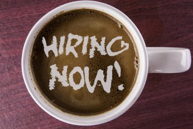 İşe hemen motivasyonel arayın gösterilen not yazma. İşgücü istedim yeni çalışanlar ahşap arka plan üzerinde beyaz fincan kahve yazılı işe alım vitrine iş fotoğraf.