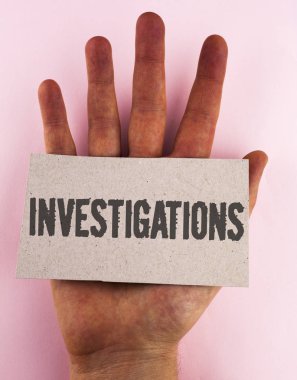 Kavramsal el araştırmalar gösterilen yazma. Düz arka plan yandan iş fotoğraf metin resmi soruşturma sistematik çalışma sınav araştırma analizi karton parçası üzerinde yazılı yerleştirilen.