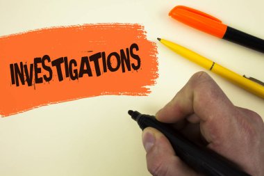 Araştırmalar gösterilen not yazma. Resmi soruşturma sistematik çalışma sınav araştırma analizi boyalı arka plan kalemlerinde yanında bulunan işaret tutan adam tarafından yazılmış vitrine iş fotoğraf.