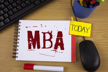 Word metin yazma Mba. İş kavramı ana işletme peşin derecesi sonra üniversite Noteoad üzerinde ahşap arka plan bugün Marker fare klavye yanında yazılı çalışmaları için.