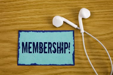 Üyelik gösterilen not yazma. Üye bir grup veya takımın bir parçası olmak vitrine iş fotoğraf katılmak ahşap arka plan Handsfree yanında üzerinde yapışkan not kağıdına yazılı organizasyon şirketi.