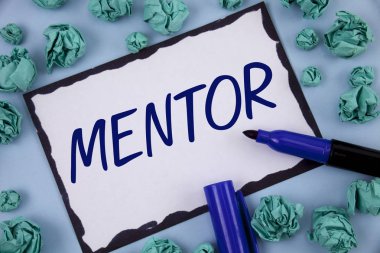 Akıl hocası gösterilen not yazma. Daha genç bir daha az deneyimli kağıt topları içinde yapışkan not kağıdına düz arka plan kalem üzerinde yazılı için tavsiye ya da destek veren kişi vitrine iş fotoğraf