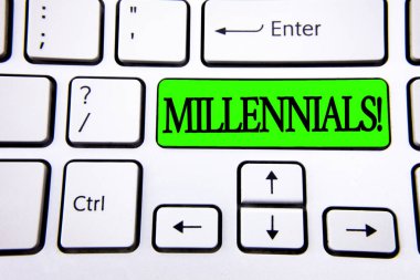 Word metin Millennials motivasyonel ara yazma. İş konseptinden nesil Y tarihi için 1980'li yıllarda 2000'lerde yeşil anahtar düğme üstünde beyaz klavye üzerinde kopya alanı ile yazılı için. Üstten Görünüm.