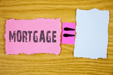 İpotek gösterilen not yazma. Koşullu sağ tarafındaki özellik borç veren kredi ahşap arka plan denklem alanı gözyaşı yapışkan not kağıdına yazılı dan garanti vitrine iş fotoğraf.