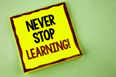 Bırak öğrenme motivasyon arama asla gösterilen not yazma. Tut kendini düz arka plan sarı yapışkan not kağıdına yazılı becerilerini geliştirmek eğitmek vitrine iş fotoğraf.