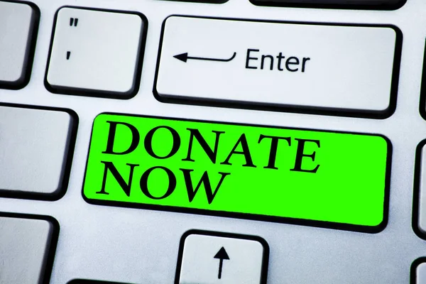 Γράφοντας κείμενο λέξη Donate τώρα. Επιχειρηματική ιδέα για να δώσει κάτι για φιλανθρωπικούς σκοπούς είναι δωρητής οργάνων να βοηθήσει τους άλλους. Έννοια για πληροφορίες — Φωτογραφία Αρχείου