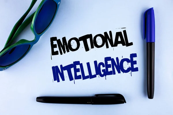 Scrittura concettuale a mano che mostra Intelligenza Emozionale. Business photo showcase Capacità di controllare ed essere consapevoli delle emozioni personali scritte su sfondo chiaro Marcatori Occhiali da sole accanto ad esso . — Foto Stock