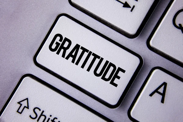 Tekst pisma wdzięczności. Koncepcję co oznacza jakość jest wdzięczny uznanie wdzięczność przyjmuje do wiadomości napisane na klawisz na klawiaturze biały z przestrzeni kopii. Widok z góry. — Zdjęcie stockowe