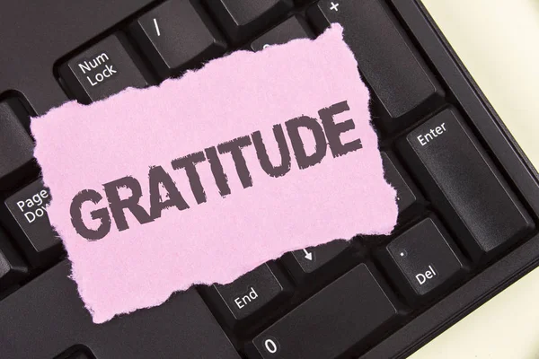 Εννοιολογική χέρι γραφή δείχνει ευγνωμοσύνη. Επαγγελματίες φωτογραφία προβάλλοντας την ποιότητα της ύπαρξης ευγνώμονες εκτίμηση ευγνωμοσύνη αναγνωρίζετε γραμμένο σε δάκρυ κολλώδη σημείωση χαρτί απλό φόντο πληκτρολόγιο. — Φωτογραφία Αρχείου