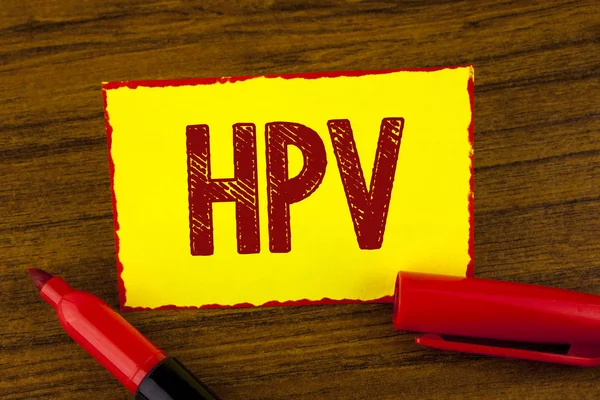 Manuscrito texto Hpv. Conceito que significa infecção pelo Papilomavírus Humano Doença Sexualmente Transmissível Doença escrita em papel de nota pegajoso amarelo em fundo de madeira Marcador ao lado dele . — Fotografia de Stock