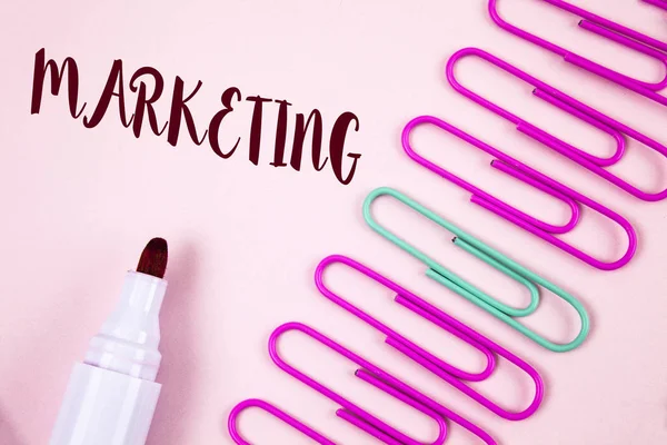 Writing Obs visar marknadsföring. Företag foto skylta reklam säljer produkter från ett företag till att främja något skrivet på Plain rosa bakgrund markör och papper stift bredvid. — Stockfoto