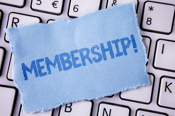 Написание текста Членство. Бизнес-концепция для Быть членом группы или команды Присоединяйтесь к организационной компании, написанной на бумаге Tear Sticky, помещенной на White Keyboard. Вид сверху
.