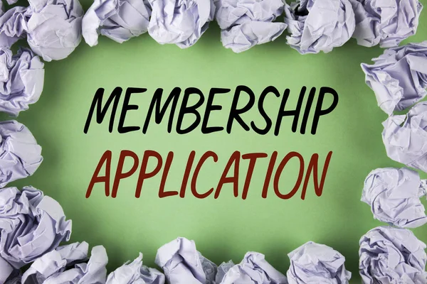 手写文本写入成员资格应用程序。概念意义注册加入一个小组或组织写在纯绿荫背景在白色纸球. — 图库照片
